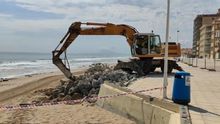 Imagen de las obras de demolición parcial del paseo marítimo de Bellreguard