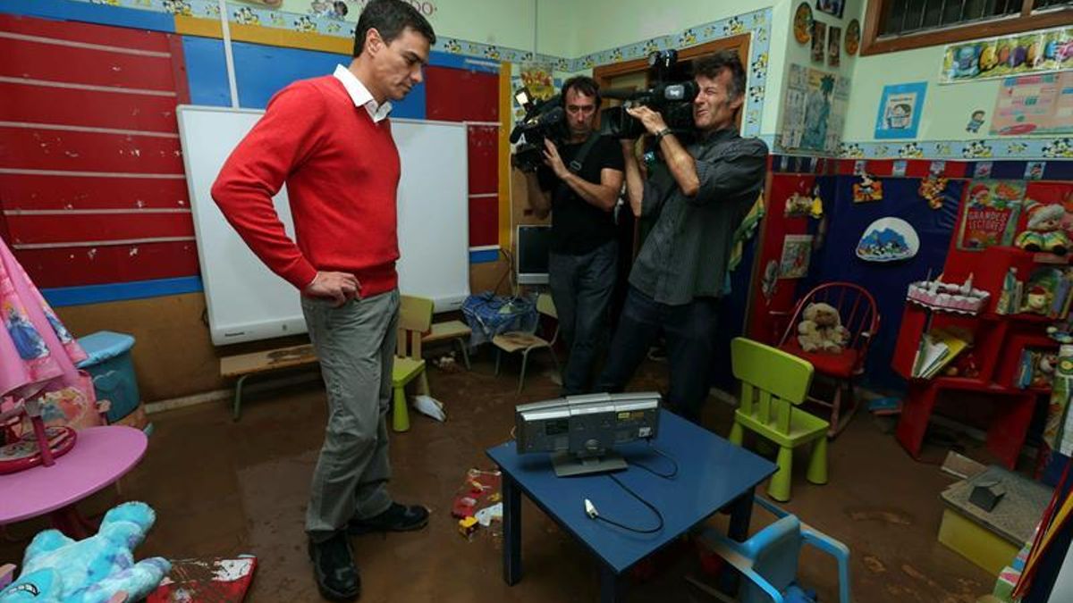 El secretario general del PSOE, Pedro Sánchez, visita el colegio Europa, afectado por las lluvias torrenciales de los últimos días en la capital grancanaria. (EFE/Elvira Urquijo A.)