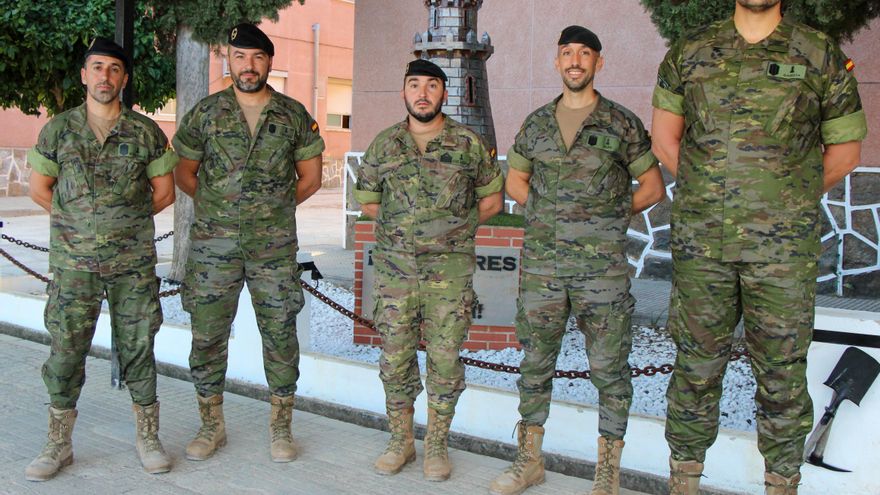 Militares de Cerro Muriano auxilian a los ocupantes de un vehículo en llamas