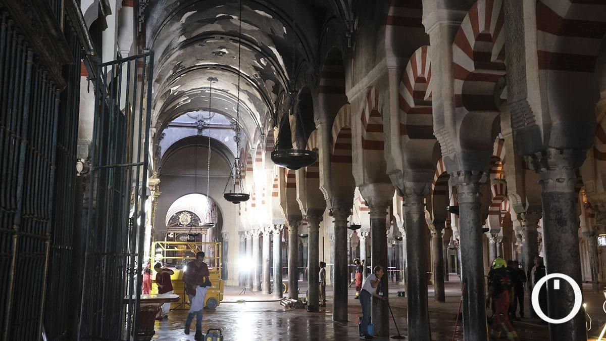 El interior de la Mezquita Catedral tras el incendio, en imágenes