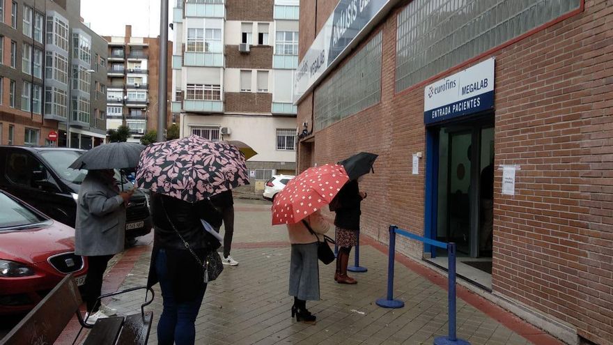 Pagar una PCR para visitar a tu madre o acompañar a un hijo al hospital privado