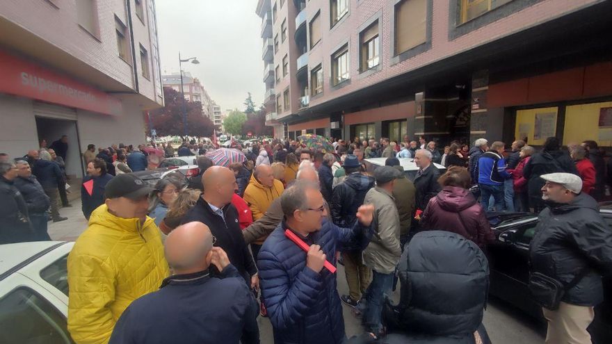 Pedro Sánchez recibe el apoyo de militantes y simpatizantes ante la sede del PSOE en León