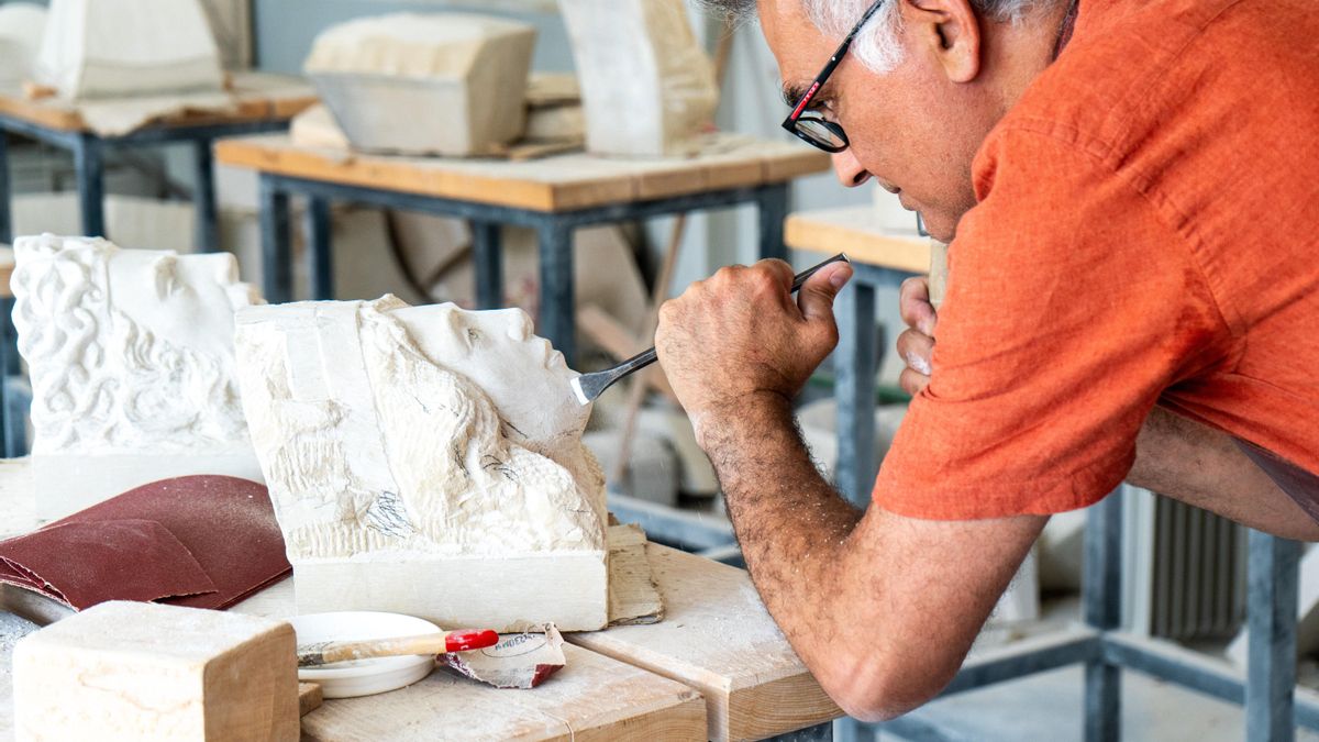 El escultor Miguel Sobrino trabajando en su taller