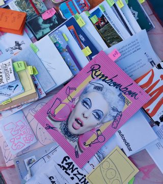 Materiales producidos y almacenados por la Fanzinoteka en la acampada