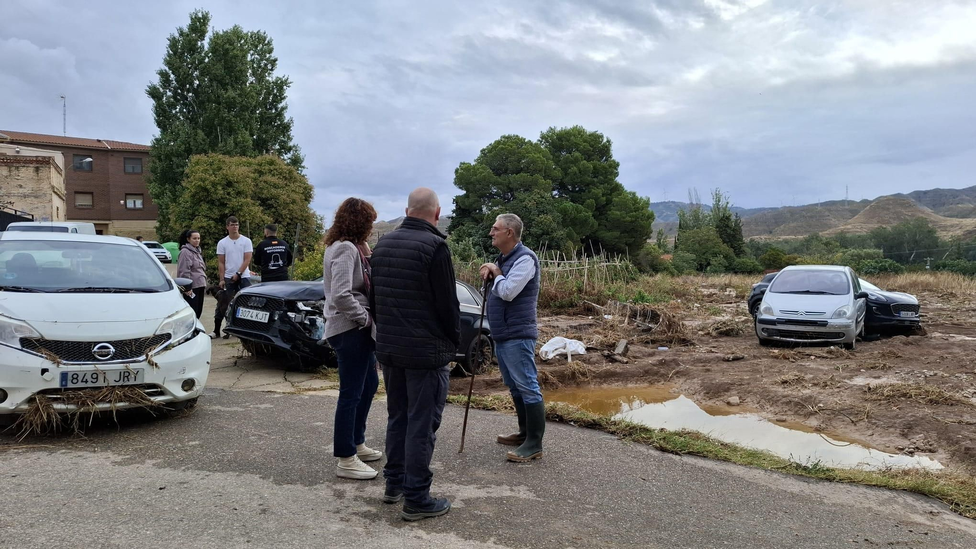 Coches arrastrados al final de la calle de Cuarte, en María de Huerva.
