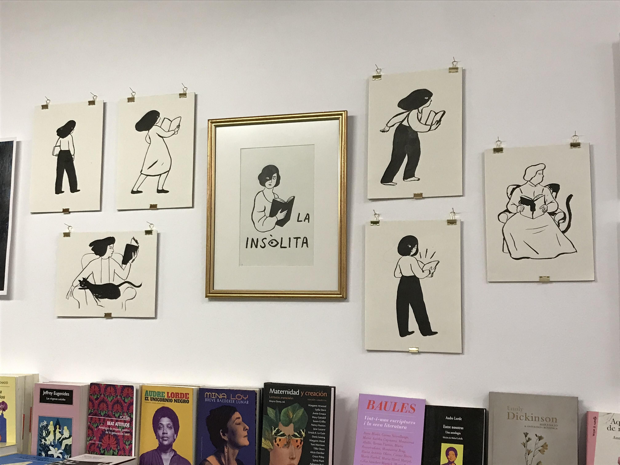 Exposición 'Sobrenatural' de la ilustradora Carmen Segovia, en las paredes de la librería