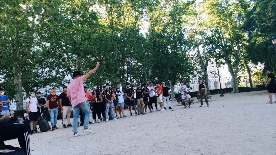 Cientos de chavales van en Madrid al evento de un chiringuito financiero que les promete vivir mejor que sus padres