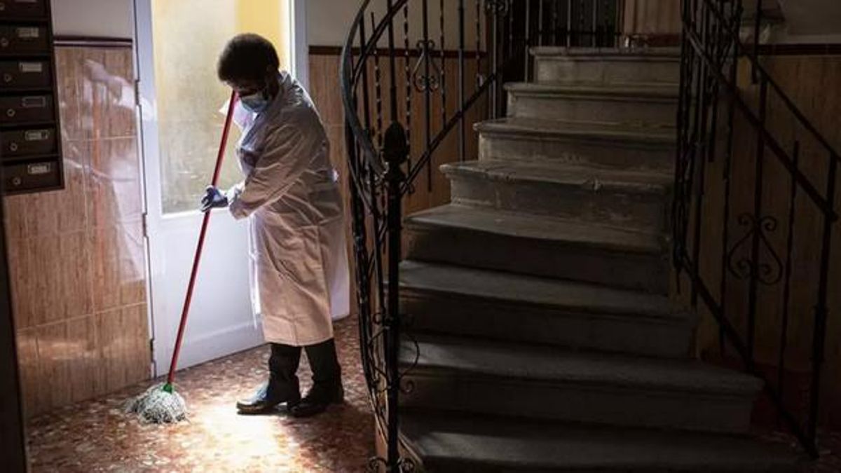 Una mujer limpiando en una imagen de archivo