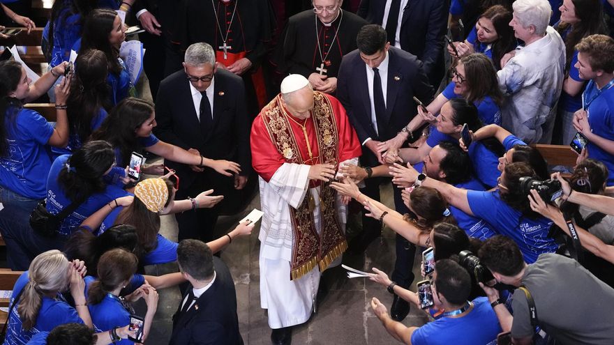 El papa León XIV tras el rezo de la Hora media que ofició en la Catedral de la Santa Cruz y Santa Eulalia en Barcelona, este martes, su primer acto en la ciudad condal. EFE/ Enric Fontcuberta