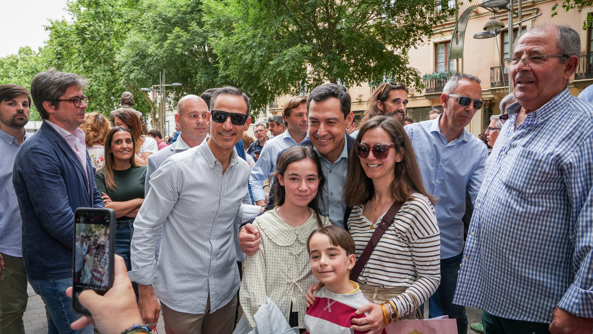 Juanma Moreno visita las Cruces de Mayo