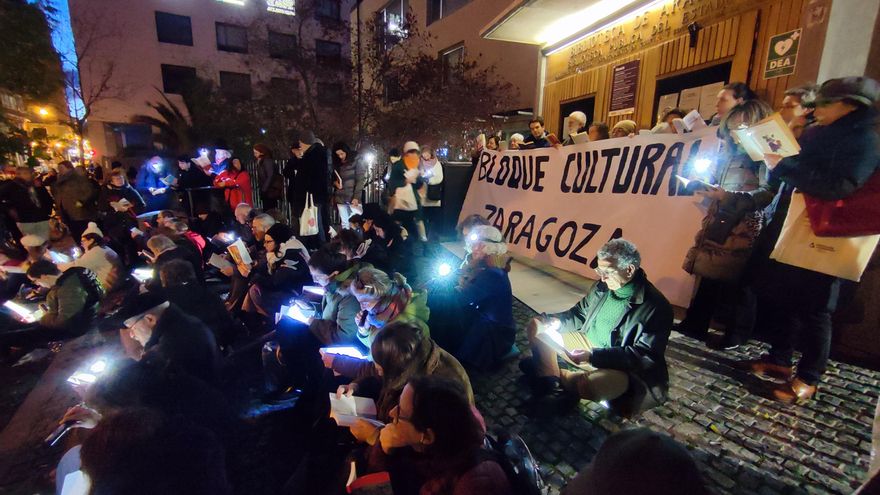Irene Vallejo respalda la protesta ante el cierre parcial de la principal biblioteca de Zaragoza: "Es un referente, un símbolo"