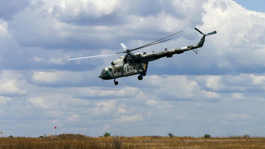Archivo - Un helicóptero Mi-8 en Ucrania