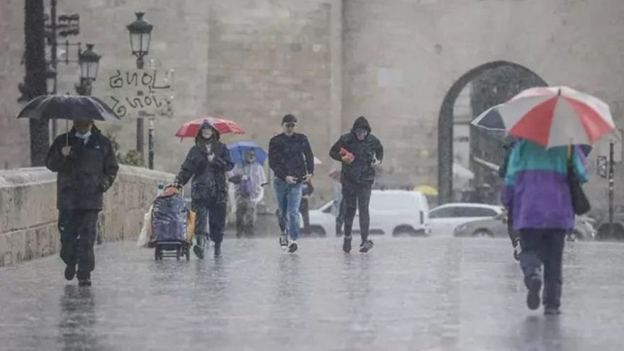 Suspendidas clases y diversas actividades tras decretarse el aviso rojo por fuertes lluvias en Valencia y Castellón