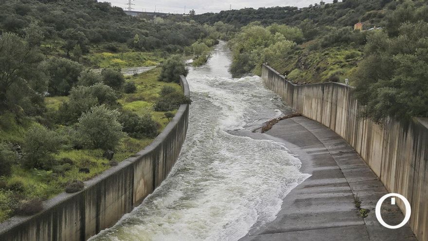 El espectáculo de Navallana: el agua ya sale por su aliviadero