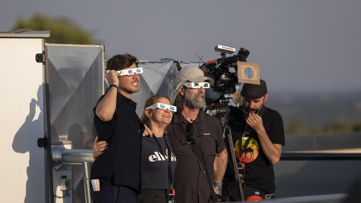 Varias personas durante el Eclipse total de Sol, en el Observatorio de Yebes, a 12 de agosto de 2026, en Yebes, Guadalajara, Castilla-La Mancha (España). Este es el primer eclipse total de Sol visible desde la península Ibérica en más de un siglo. La fran