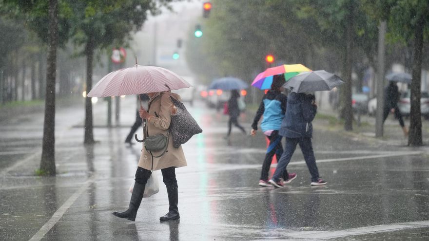 Xunta issues an orange alert due to heavy rain in the west and southwest of A Coruña province.