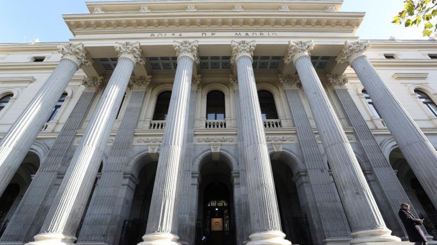 Fachada del edificio de la Bolsa de Madrid.