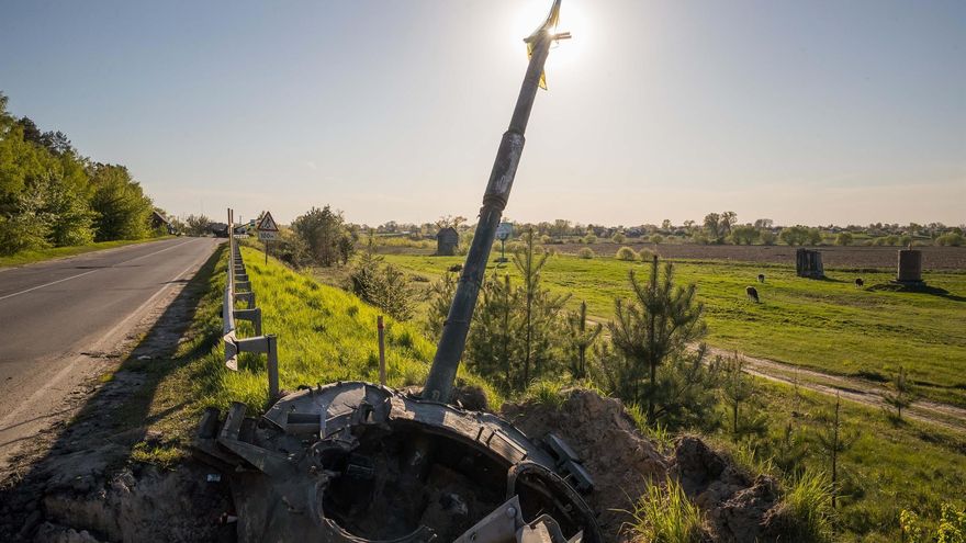 Fotografía de un tanque ruso destruido junto a una carretera cerca de Kiev (Ucrania).