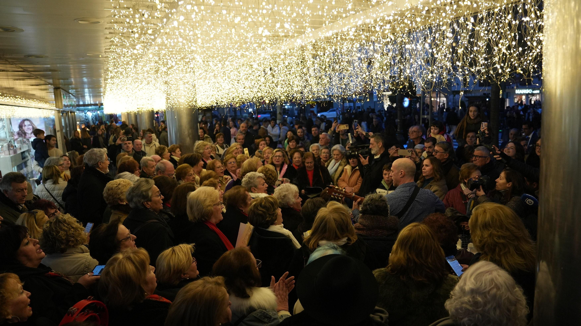 Los mayores participan en un recorrido urbano en autobuses turísticos dentro de la actividad “Coro de Coros”.