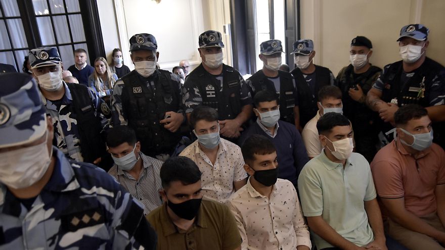 En silencio, sin gesticular y amontonados en una sala con los padres de la víctima, los rugbiers pasan las audiencias del juicio