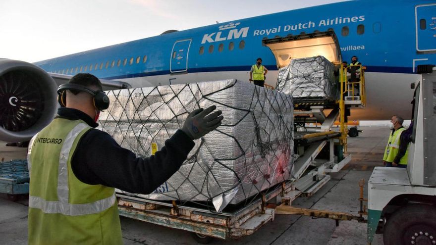 Llegaron 864.000 dosis de vacunas de AstraZeneca y para el lunes se espera otro vuelo con más Sputnik V