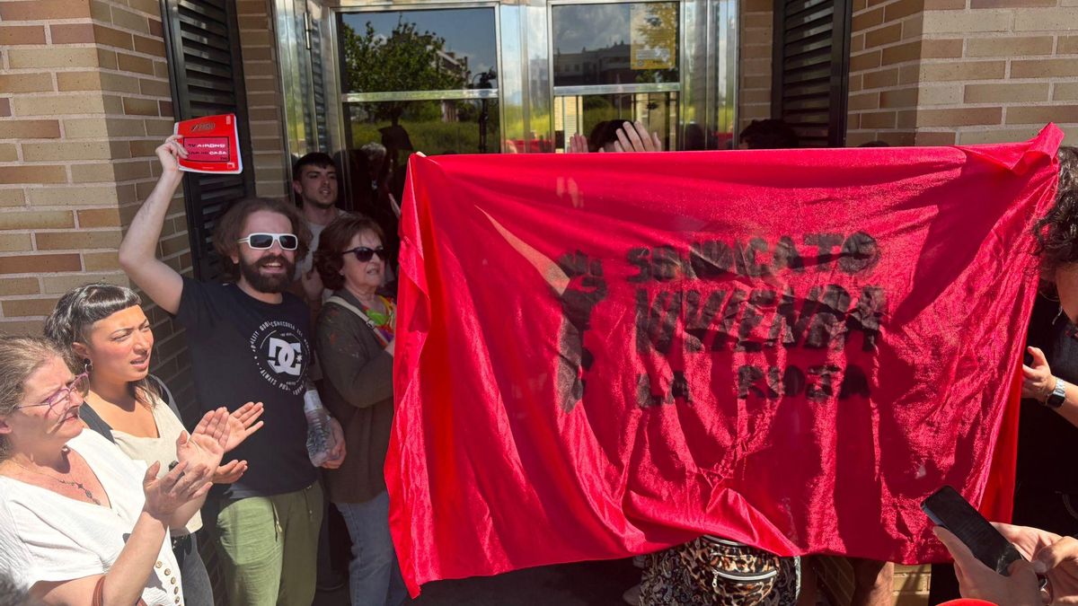Sindicato de Vivienda y activistas en el portal de la inquilina que iba a ser desahuciada este 20 de abril
