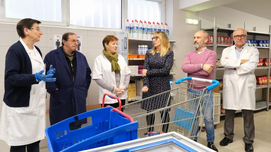 La consejera de Empleo y Políticas Sociales, Eugenia Gómez de Diego, visita la Cocina Económica de Santander