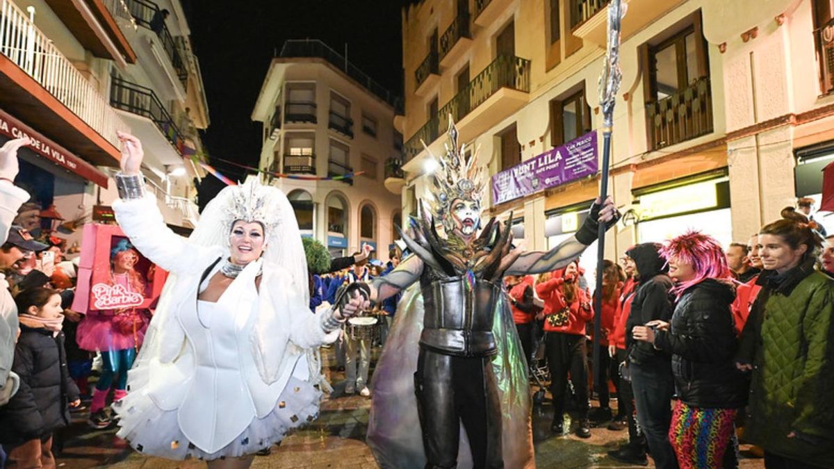 Mañana martes es un día clave en Sitges con la celebración de la Rua del Extermini, el desfile más importante que recorre el Paseo de la Ribera