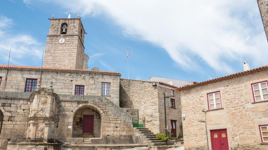 El castillo medieval a 650 metros de altitud que corona esta aldea histórica de Portugal ubicada en la ladera de una sierra