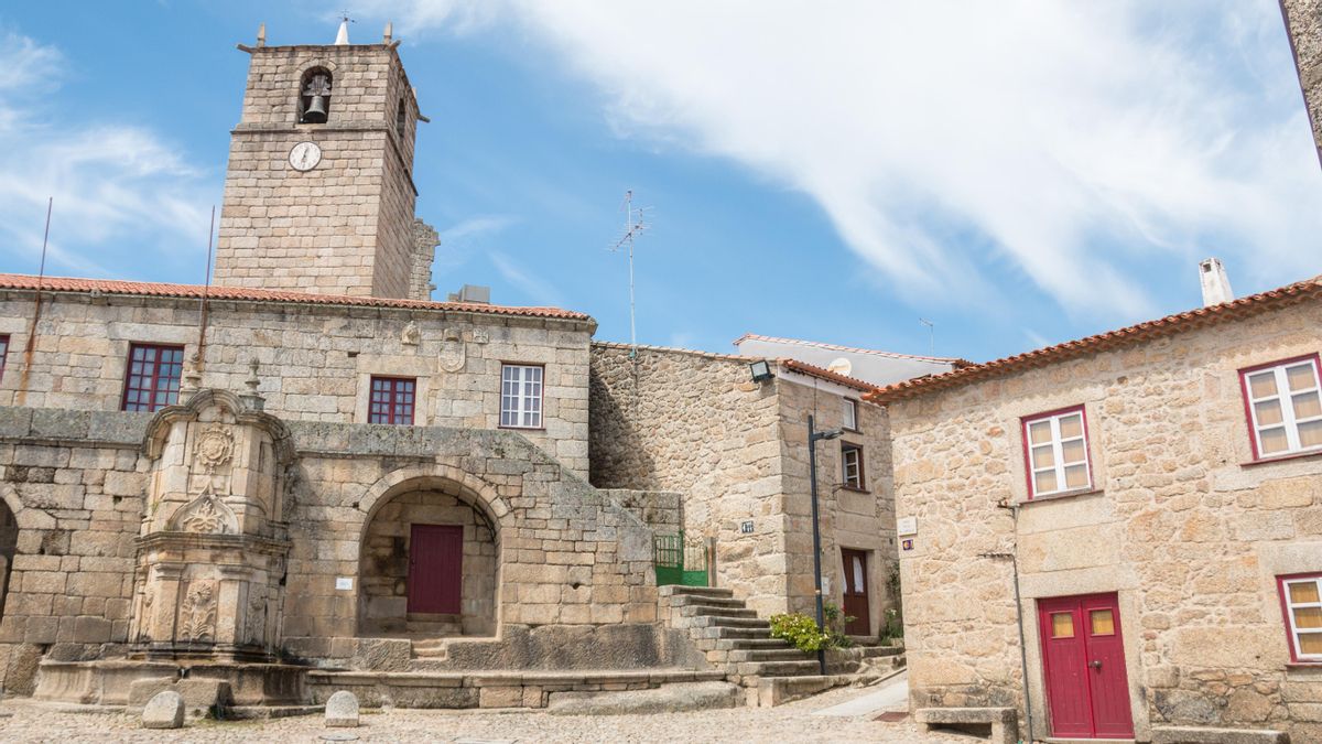 El castillo medieval a 650 metros de altitud que corona esta aldea histórica de Portugal ubicada en la ladera de una sierra