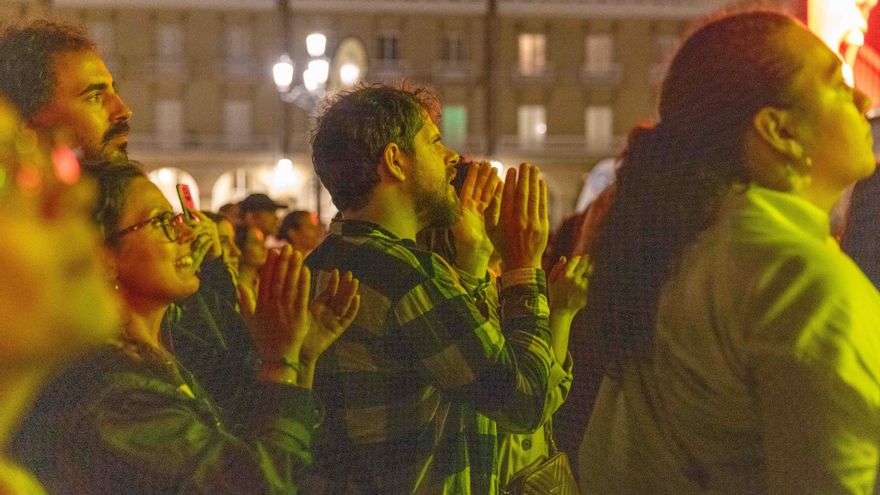 Aplausos del público durante los conciertos del sábado noche en la Plaza de María Pita
