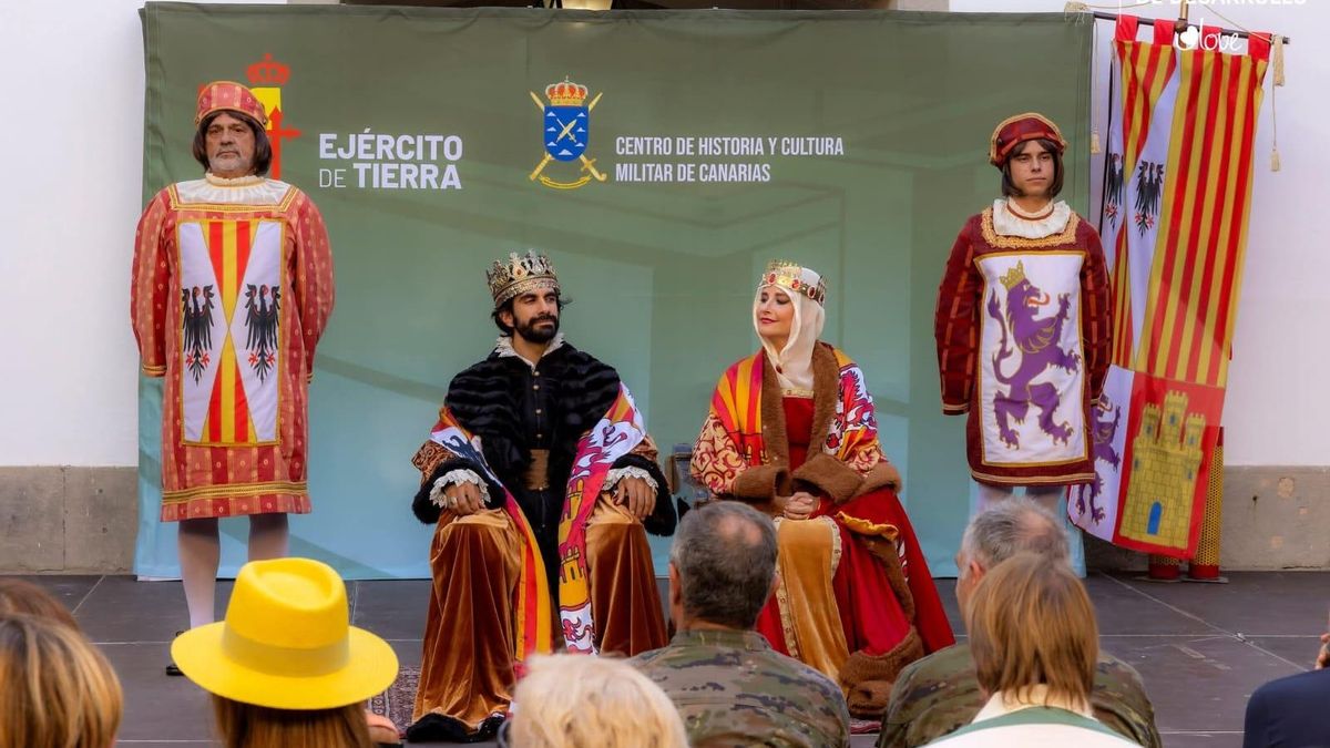 Figurantes representando a los Reyes Católicos durante el Plenilunio.