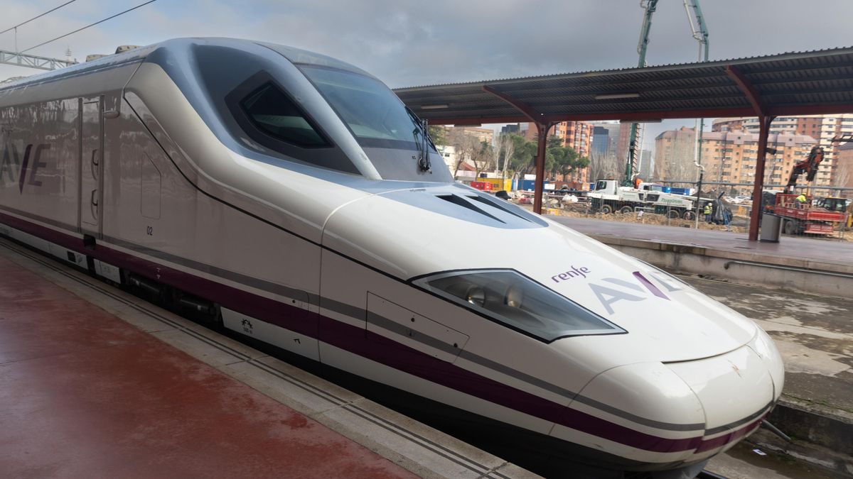 Archivo - Un tren AVE, en una imagen de archivo.