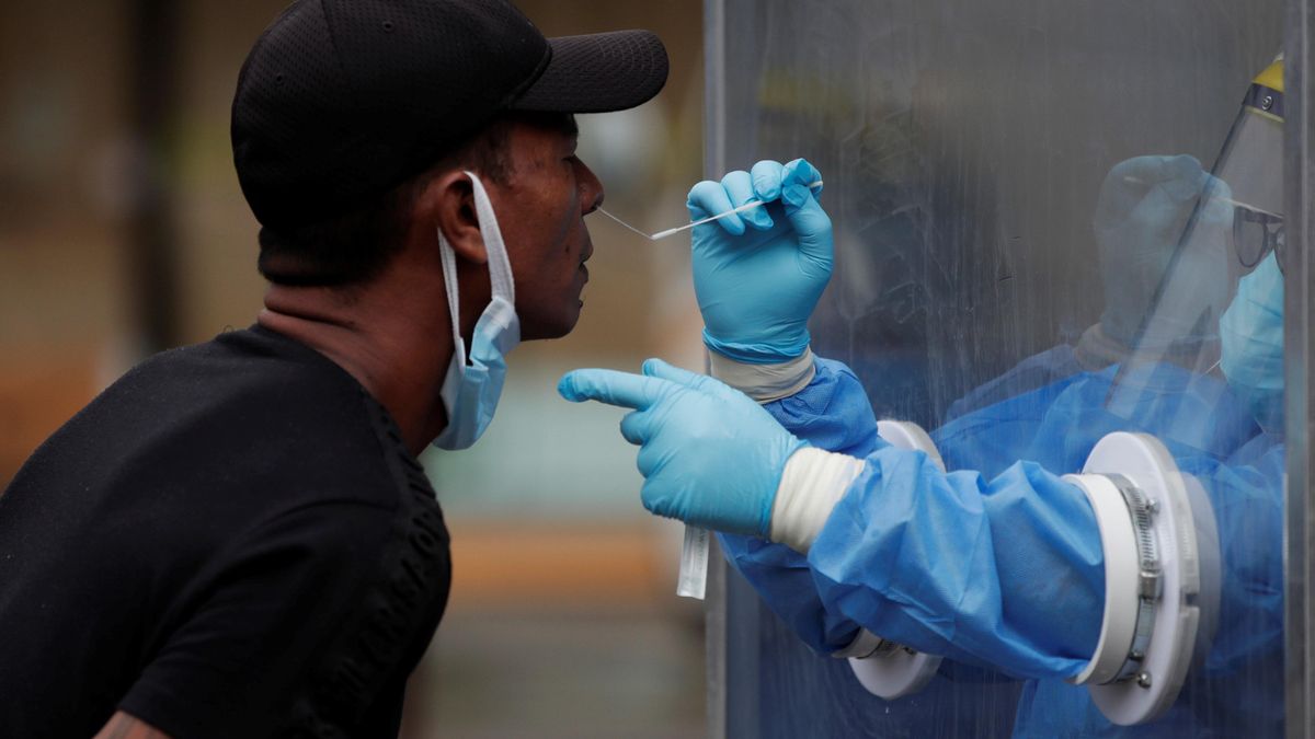 Un hombre se somete a una prueba hisopada de coronavirus, en Ciudad de Panamá (Panamá). EFE/Bienvenido Velasco/Archivo