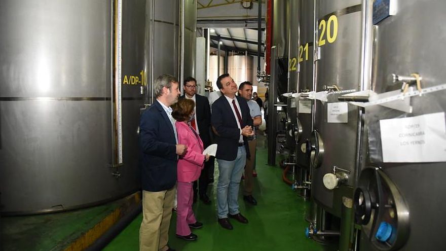El consejero recorriendo las instalaciones.