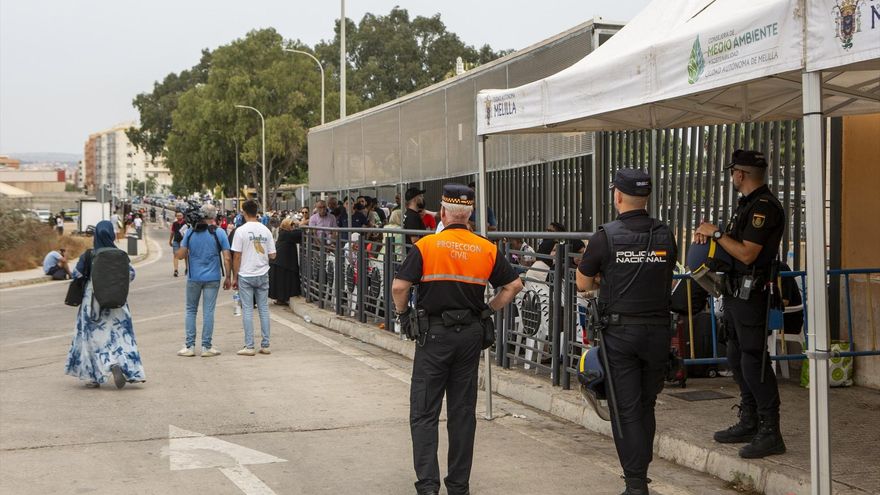 Decenas de personas en la frontera entre España y Marruecos, a 1 de agosto de 2026, en Melilla (España).
