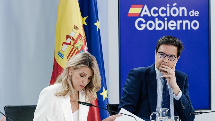 La vicepresidenta segunda y ministra de Trabajo y Economía Social, Yolanda Díaz, y el ministro para la Transformación Digital y de la Función Pública, Óscar López