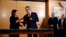 Adriana Lastra (PSOE) y Román Rodríguez (NC) durante la firma del acuerdo de investidura.