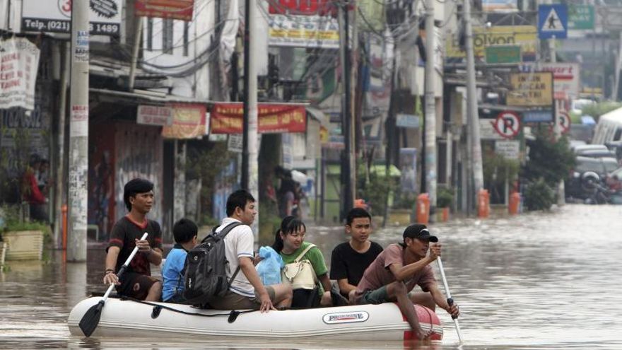 Al menos 10 muertos y 64.000 evacuados por las inundaciones en Yakarta