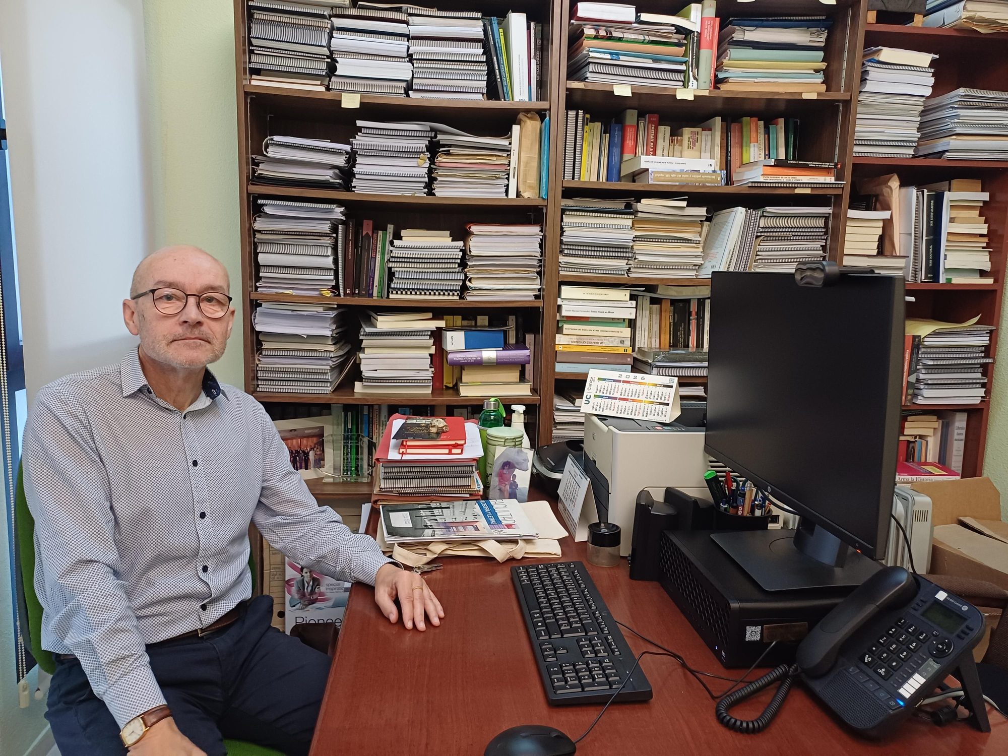 El catedrático en su despacho de la Universidad de Cantabria