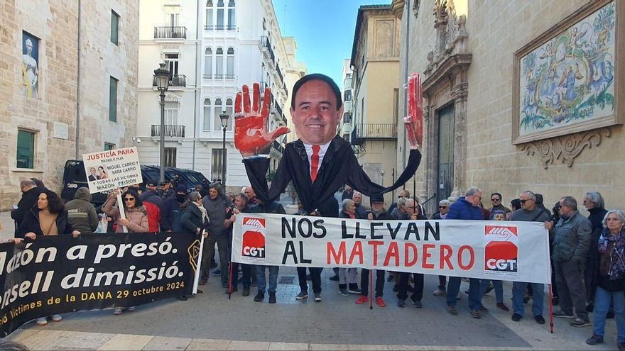 Manifestantes a las puertas de las Corts durante la investidura de Pérez Llorca