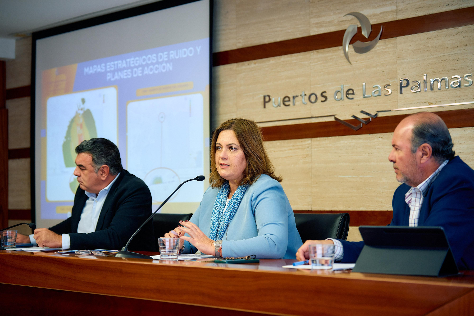 La presidenta de la Autoridad Portuaria de Las Palmas, Beatriz Calzada, junto con el jefe de la Unidad de Medioambiente, Guillermo Holm, y el representante de Sincosur, Fernando López.