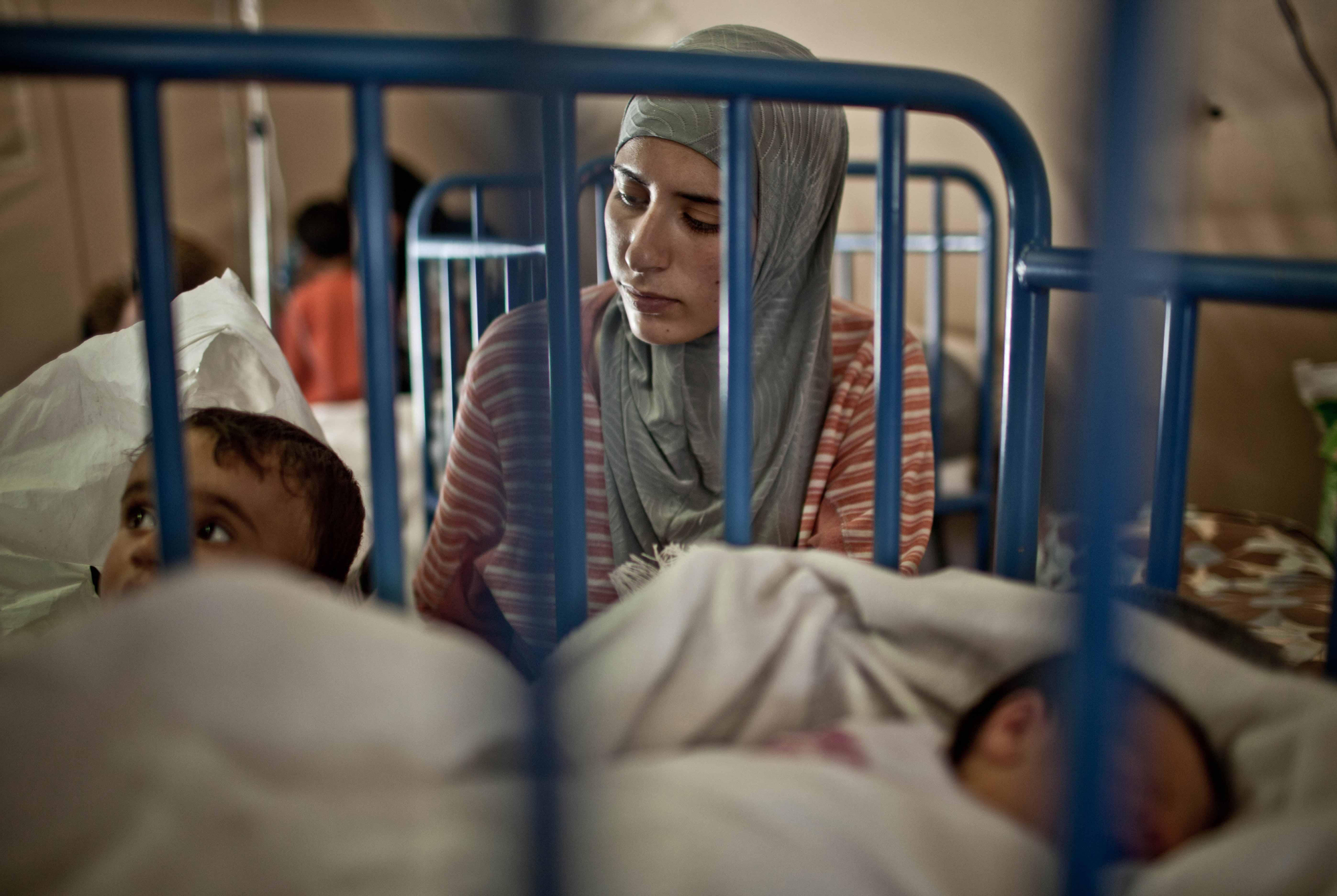 Malak acaba de dar a luz a su pequeña Diaa en el hospital de campaña que el ejercito marroquí ha levantado en el campo de refugiados sirios de Za'atari (Jordania). Fotografía: Pablo Tosco/ Intermón Oxfam