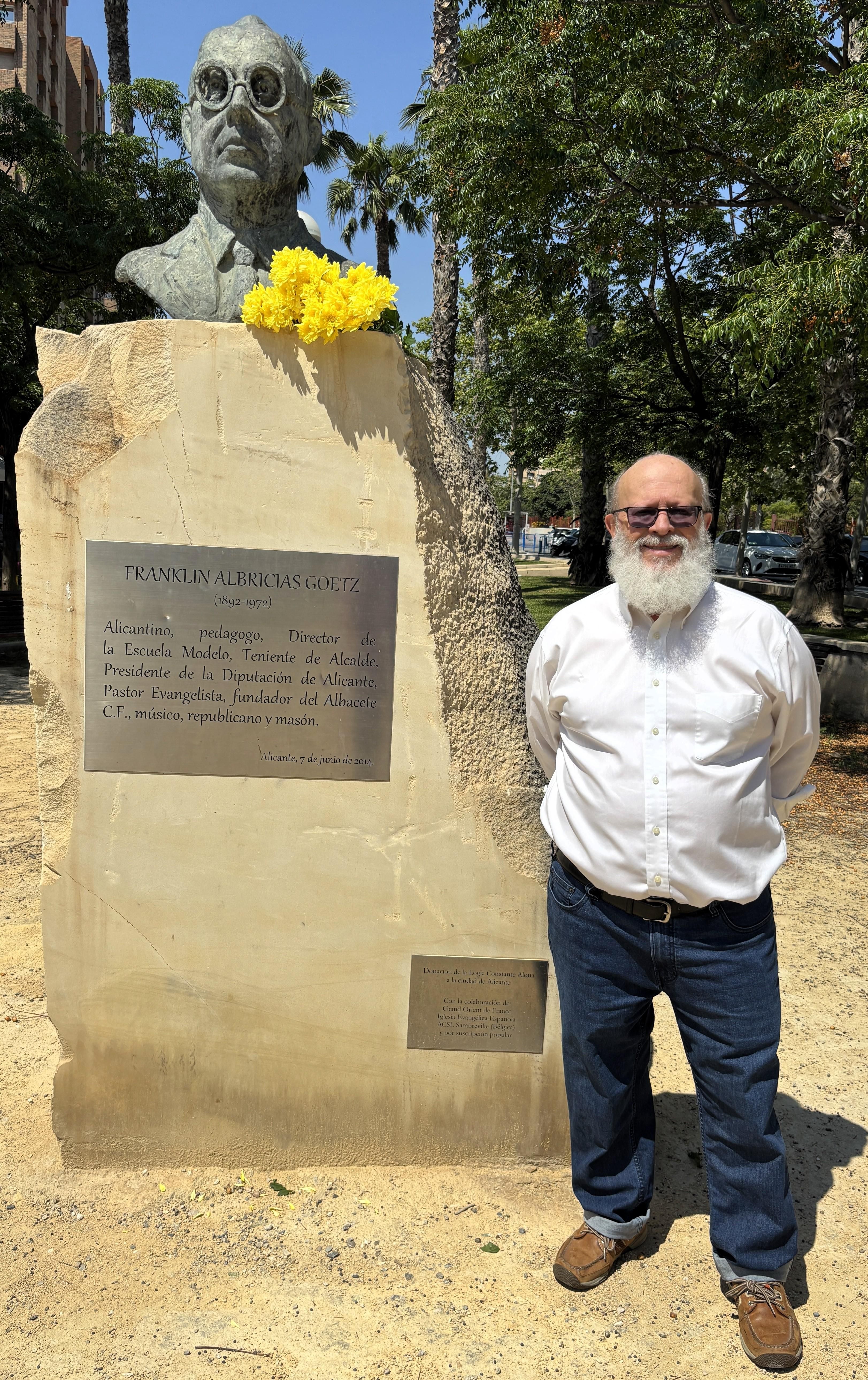 Frank Salazar Albricias posa junto al busto de su abuelo en Alicante