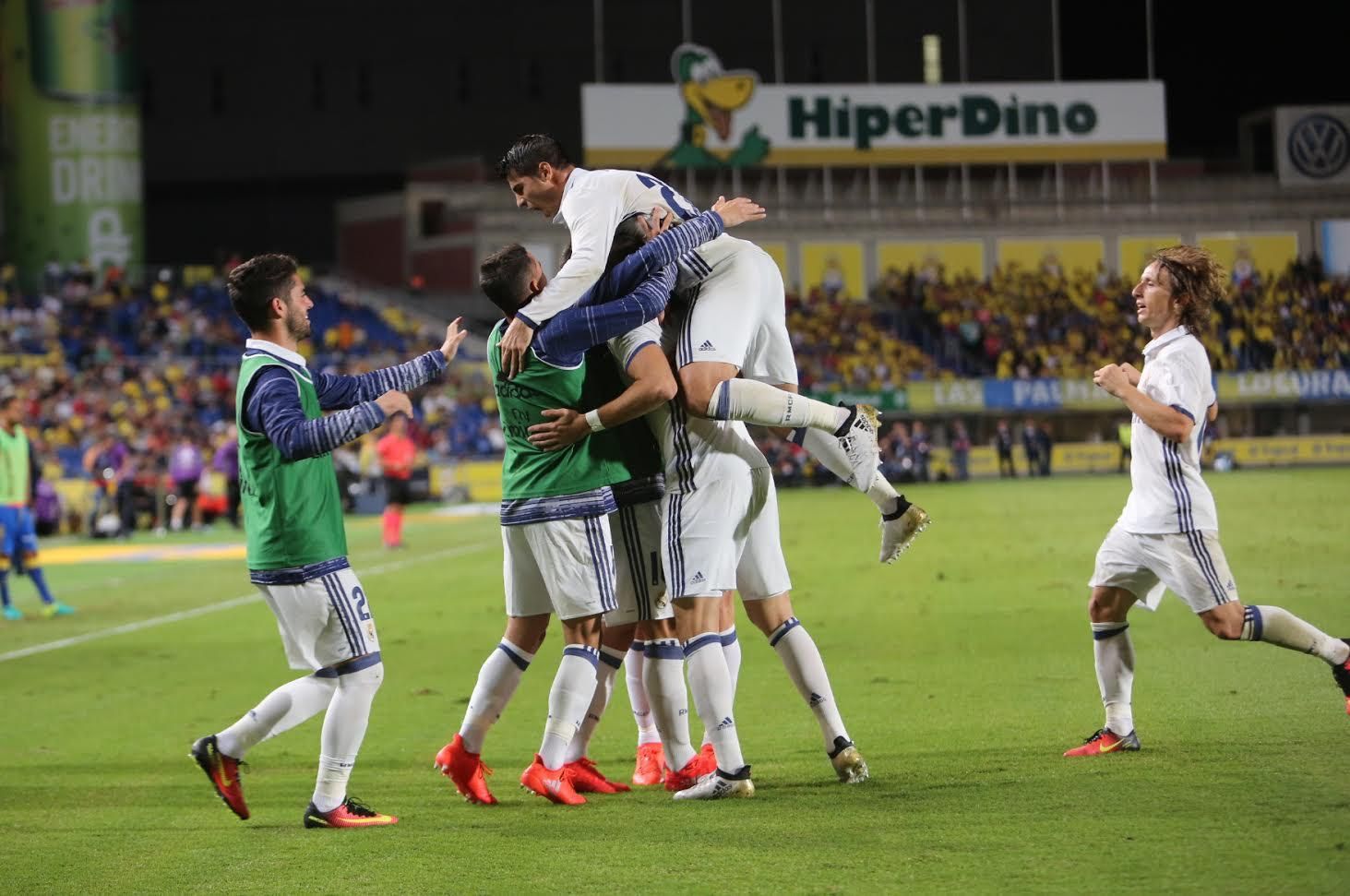 El Madrid celebra el gol de Asensio. (ALEJANDRO RAMOS)