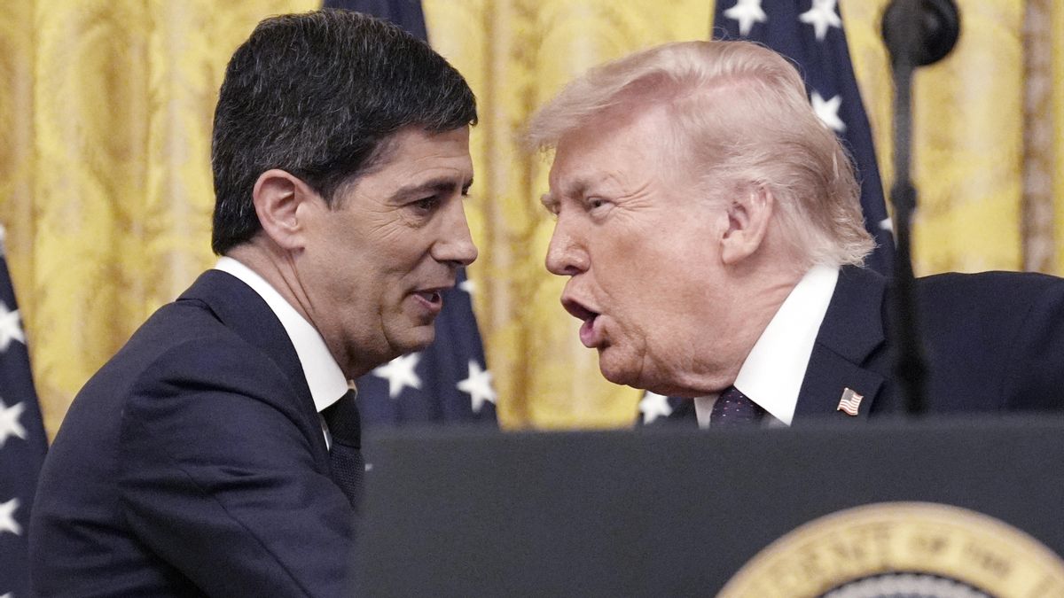 El mandatario de Estados Unidos, Donald Trump, encabezó este viernes el acto de toma de posesión de su candidato Kevin Warsh como nuevo presidente de la Reserva Federal (Fed) en una concurrida ceremonia en la Casa Blanca. EFE/Yuri Gripas
