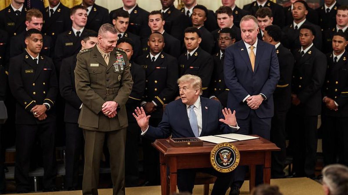 Trump firma una orden ejecutiva junto a cadetes de la Academia Naval. Joyce N. Boghosian / White House