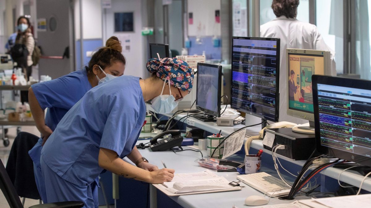 Por cada 1.000 habitantes había colegiados en Extremadura 5,57 médicos y 7,96 enfermeros. EFE/Marcial Guillén