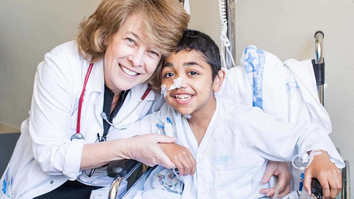 Yassine, con su médico Esther Ramos, tras la operación en 2020.