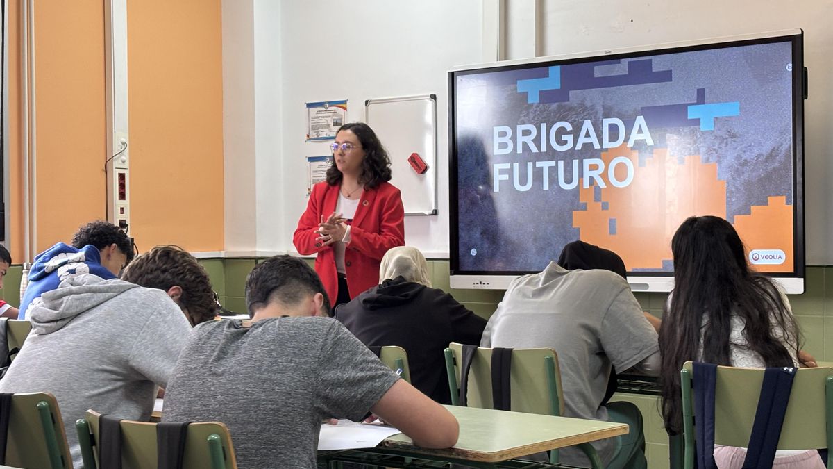 Los alumnos del IES Galileo de Pozo Estrecho aprenden profesiones verdes de la mano de Veolia